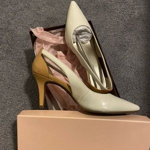 NWT Women Bandolino Shoes Heels Pump 7.5
New Shoes